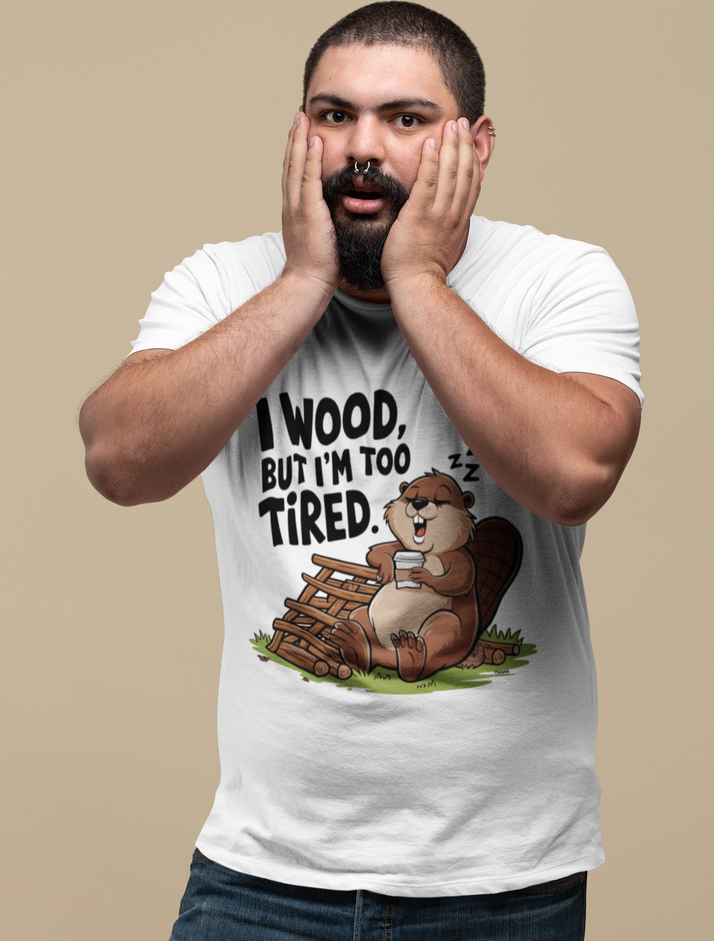 Άνδρας με έκφραση έκπληξης φοράει λευκό t-shirt με κάστορα που ξεκουράζεται και το μήνυμα “I Wood, But I’m Too Tired”