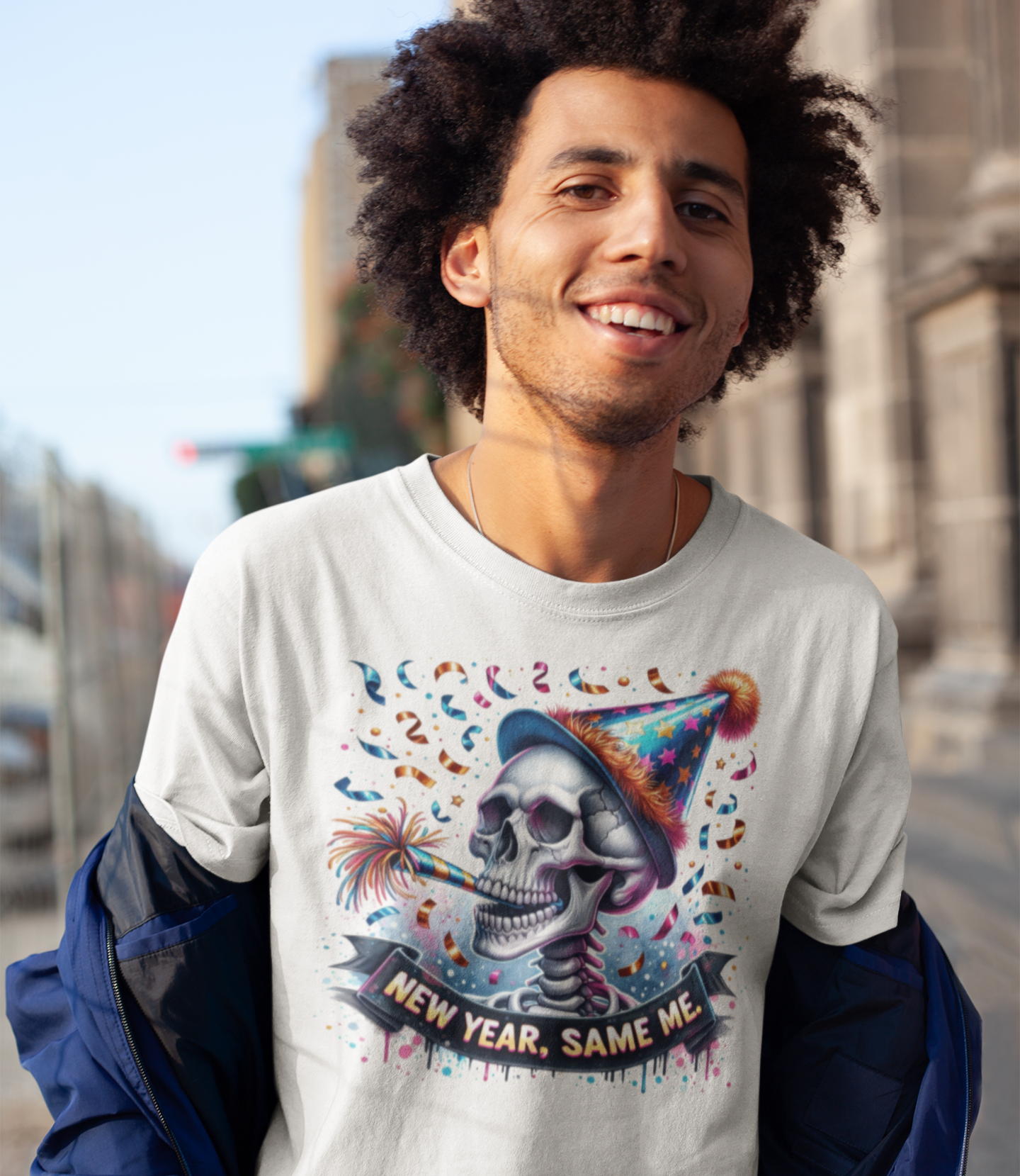 Άνδρας με αφάνα φοράει λευκό μπλουζάκι με σχέδιο κρανίο που γιορτάζει και μήνυμα "New Year, Same Me"