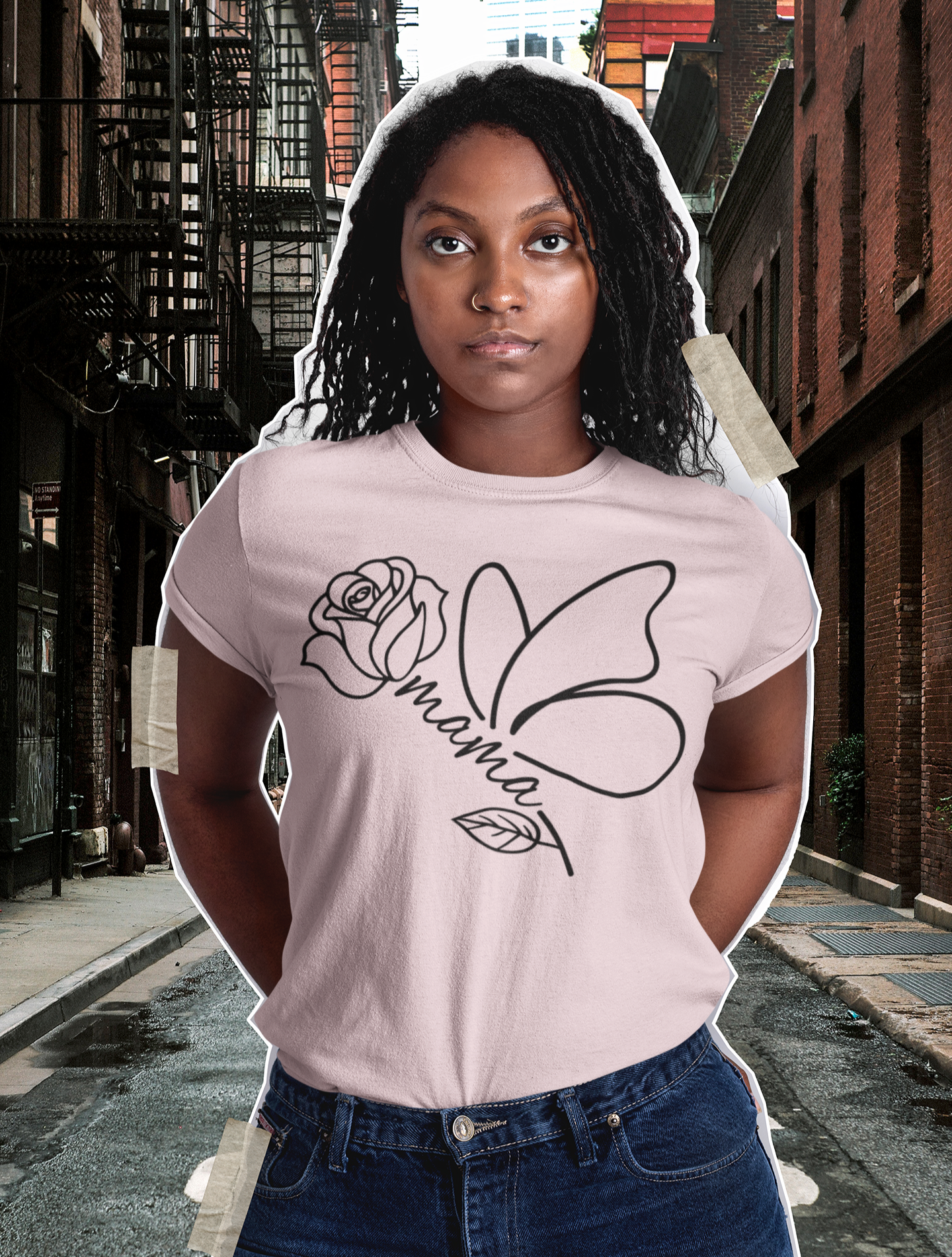 ροζ μπλουζάκι που γράφει "Mama" με σχέδιο πεταλούδα και τριαντάφυλλο, ποζάρει σε μοντέρνο collage-style φόντο με αστική αισθητική.