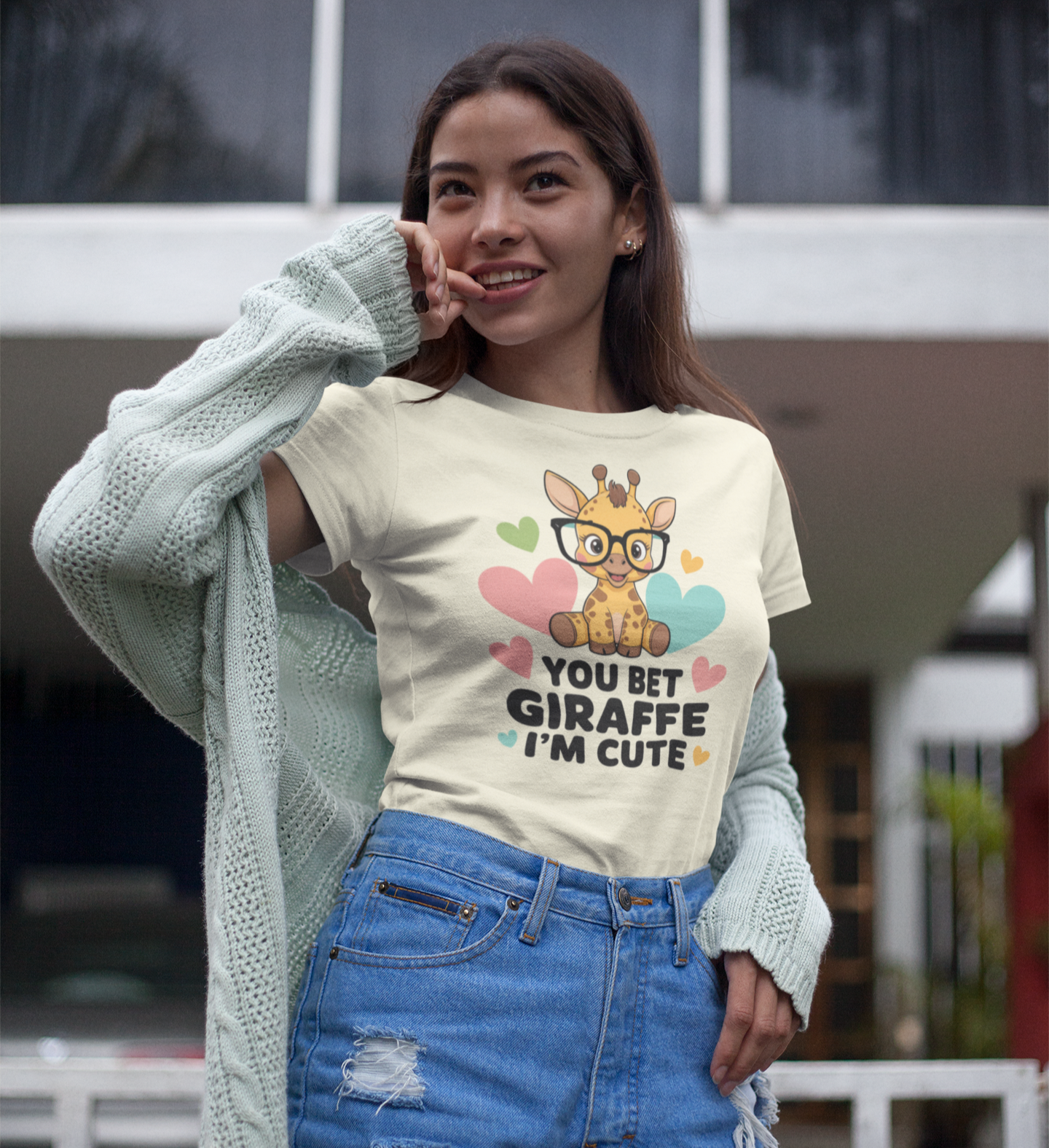 Κοπέλα με t-shirt που γράφει “You Bet Giraffe I’m Cute” και έχει σχέδιο καμηλοπάρδαλη με γυαλιά και καρδούλες.