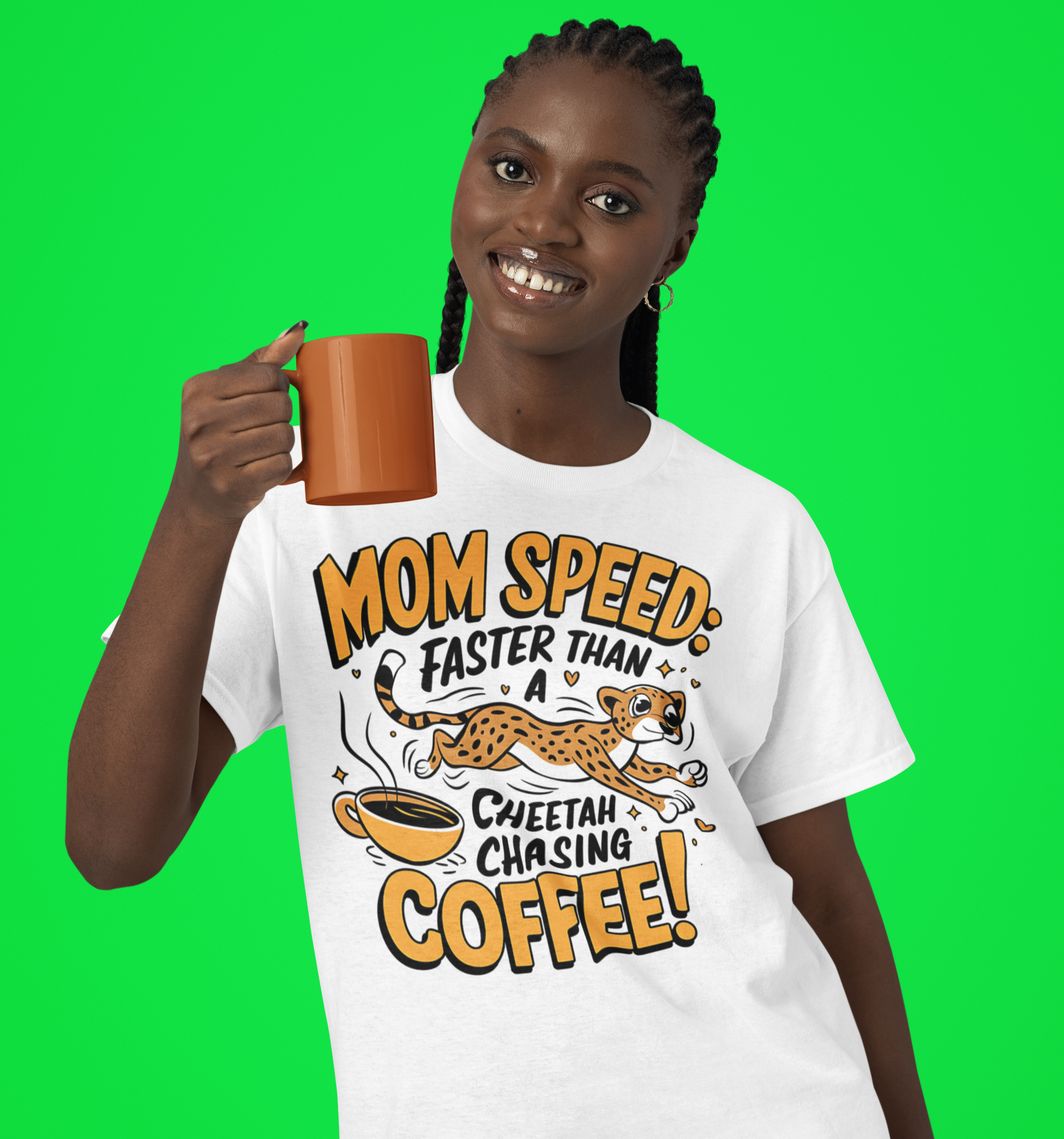 Γυναίκα με λευκό t-shirt που γράφει “Mom Speed – Faster Than a Cheetah Chasing Coffee”, κρατά πορτοκαλί κούπα μπροστά σε πράσινο φόντο 