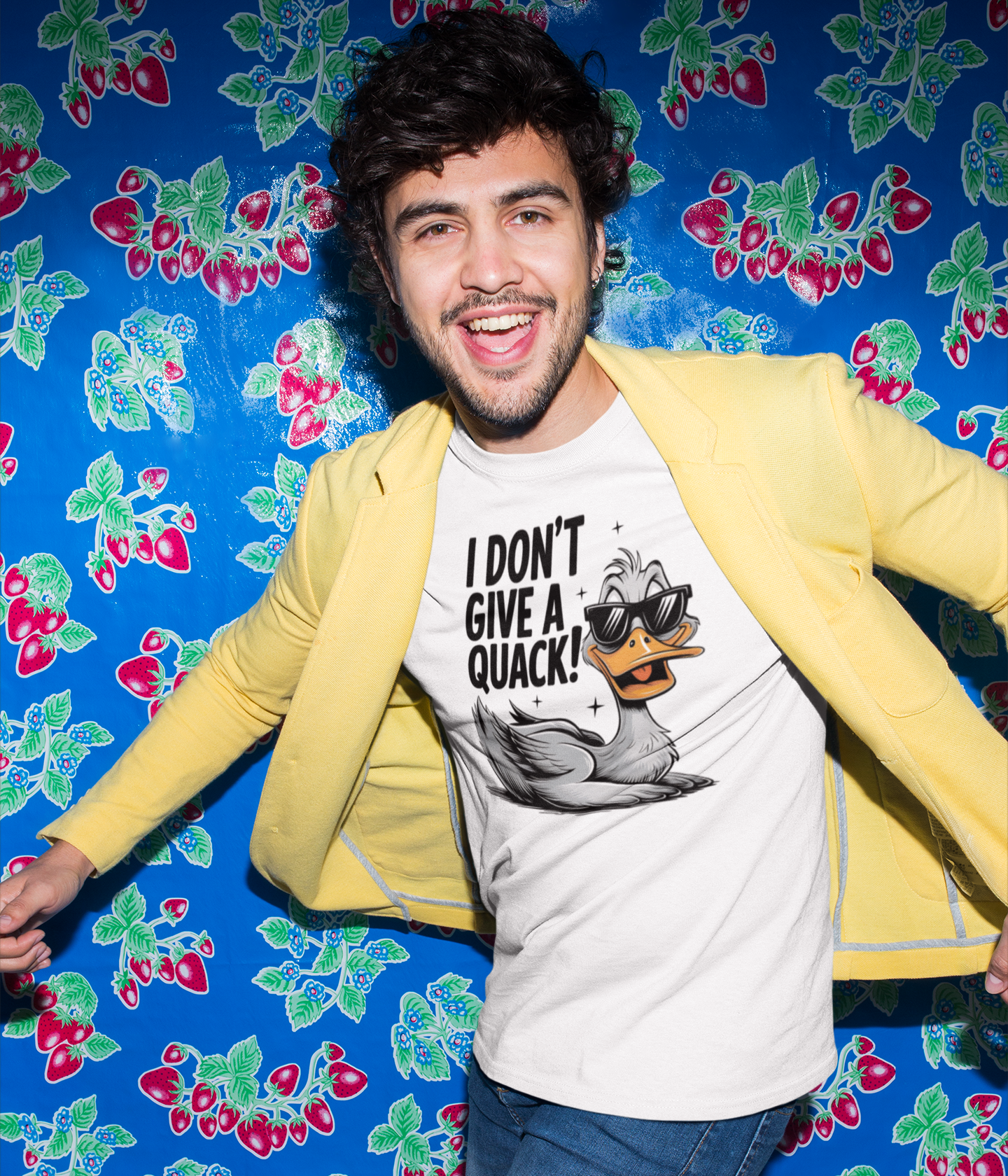 Νεαρός άνδρας με κίτρινο σακάκι και λευκό t-shirt με σχέδιο πάπιας και φράση "I Don't Give a Quack"