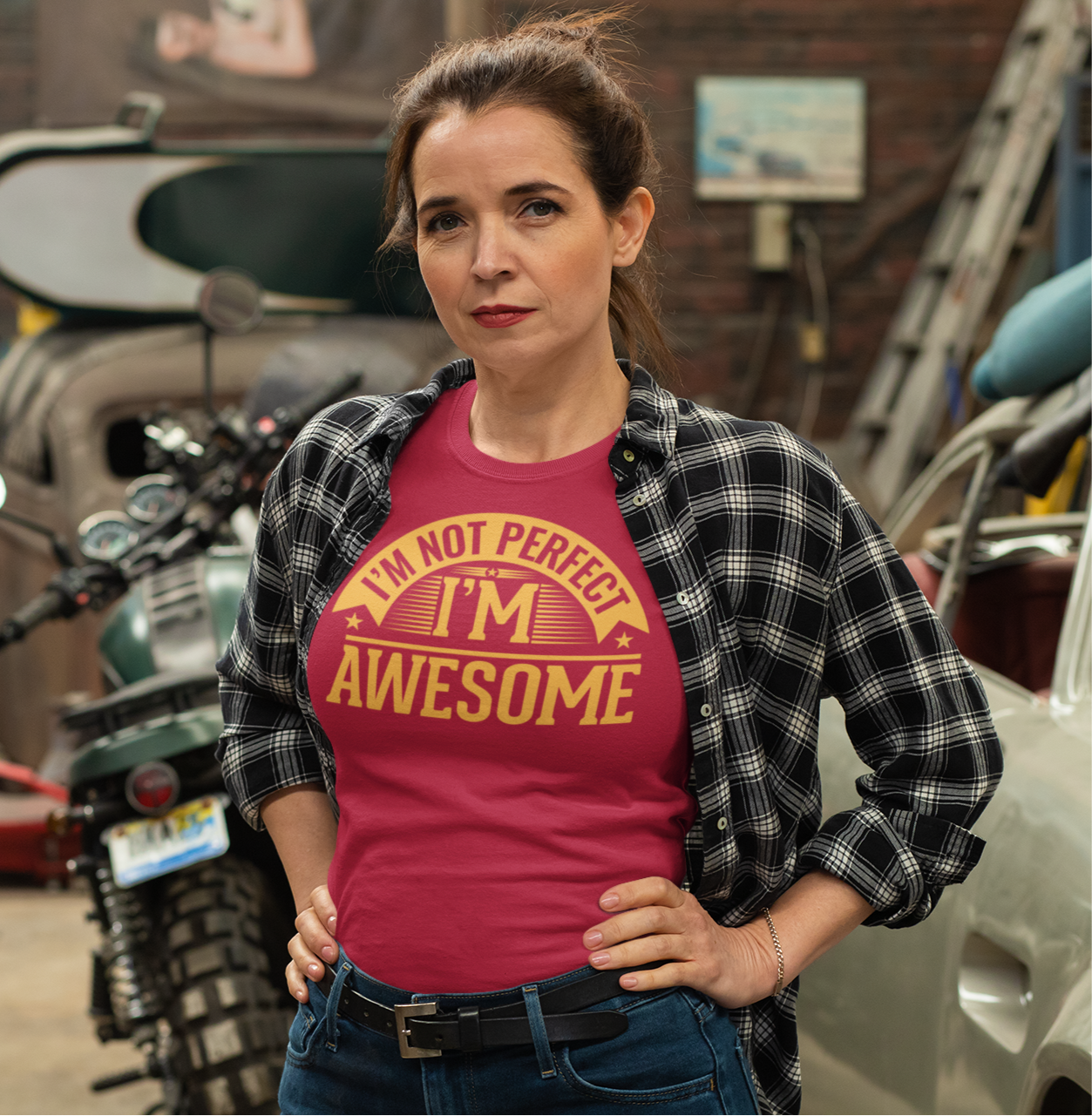 κόκκινο T-shirt με μήνυμα "I'm Not Perfect I'm Awesome" σε γκαράζ με μηχανές