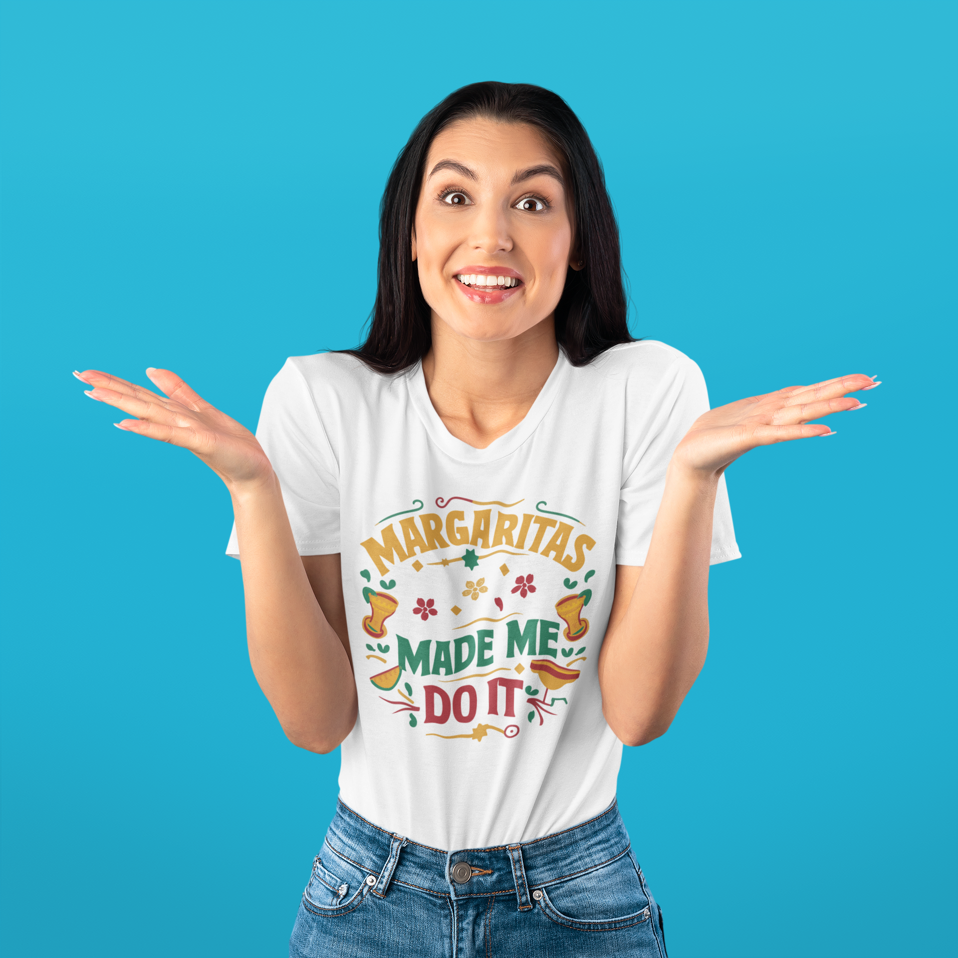 Γυναίκα με μπλουζάκι “Margaritas Made Me Do It” γελά και σηκώνει τους ώμους της, σε στούντιο με γαλάζιο φόντο.
