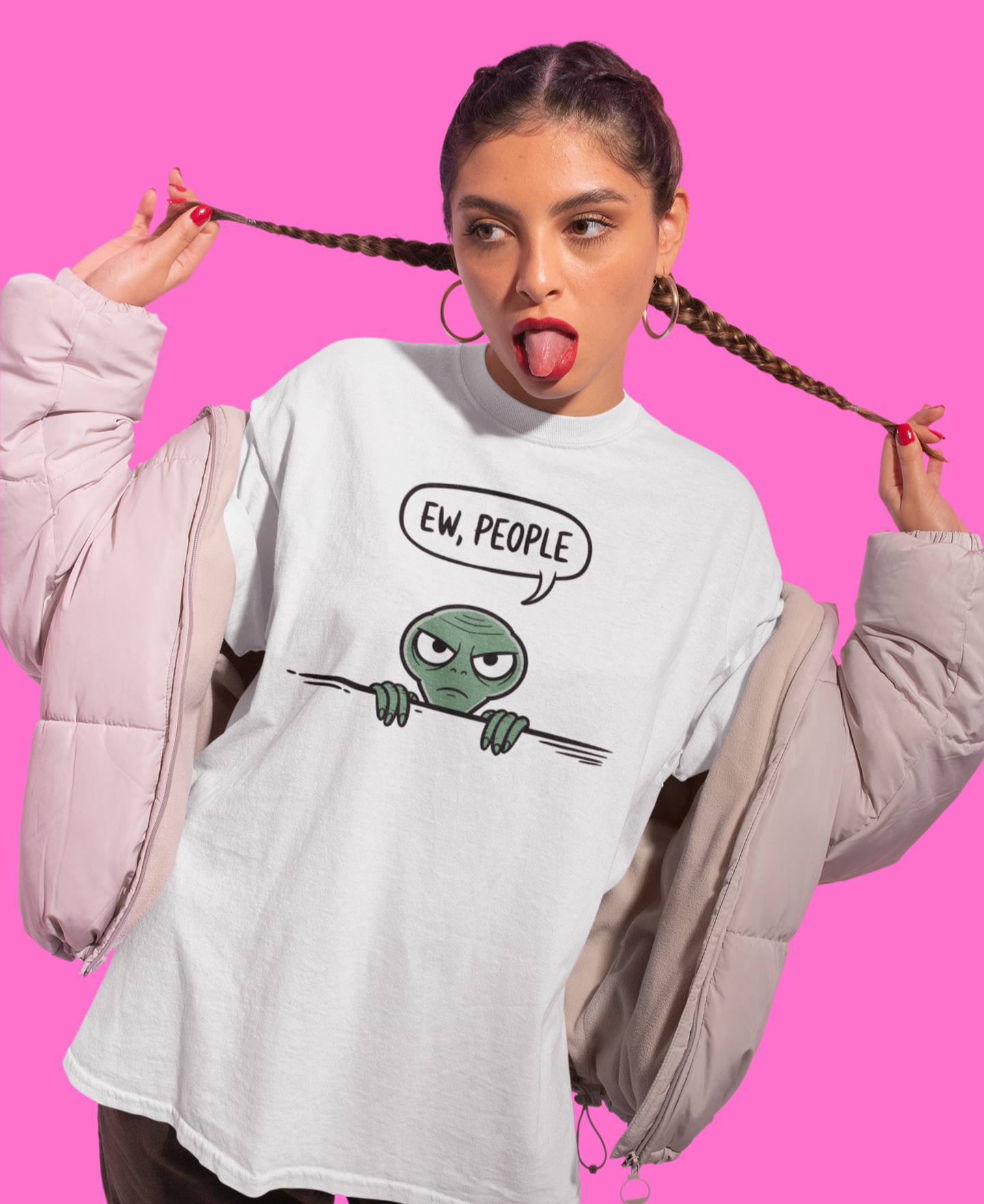 Γυναίκα με αστείο λευκό oversized t-shirt που γράφει "Ew, People" και δείχνει έναν εξωγήινο να κοιτάει ενοχλημένος.